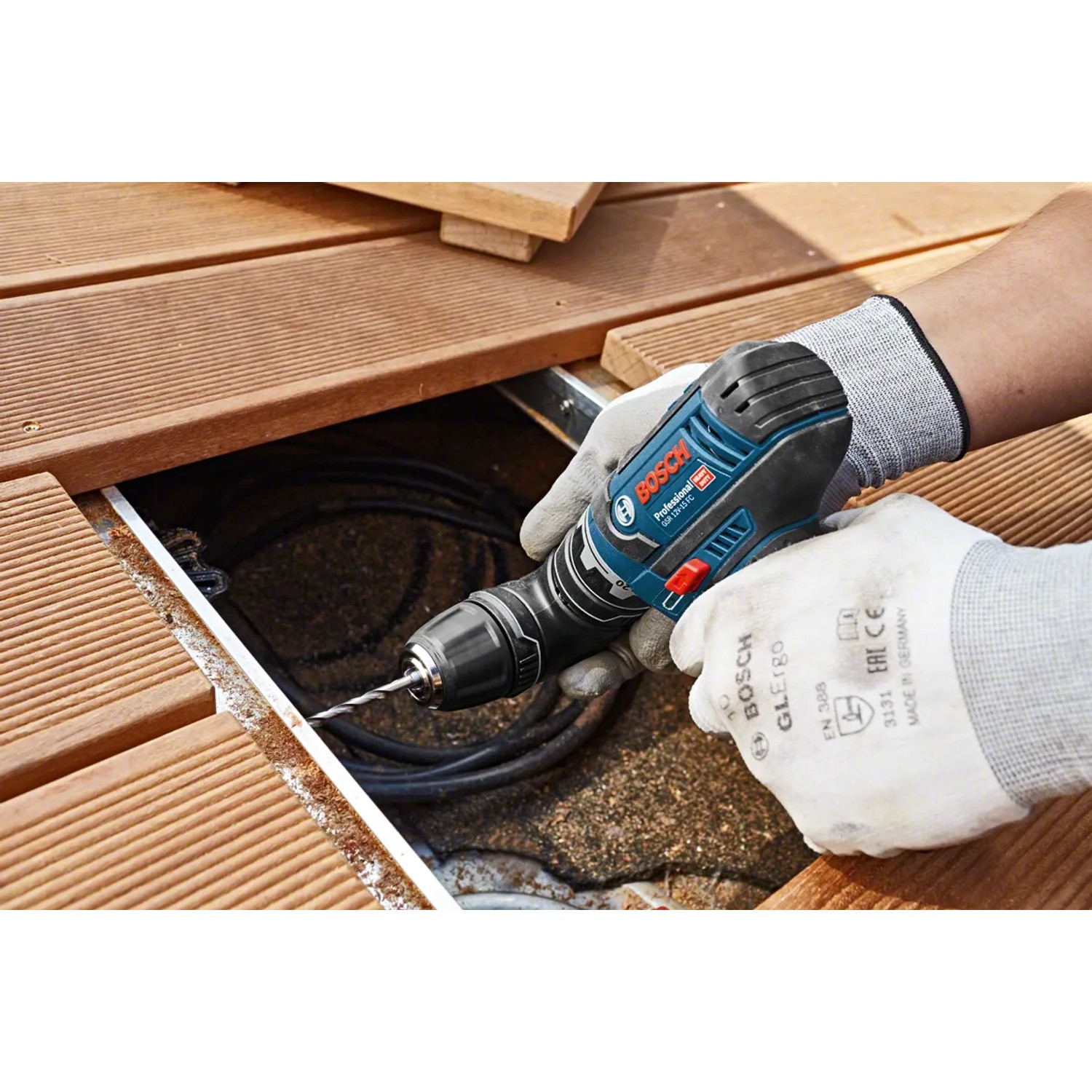 Bosch Professional Akku-Bohrschrauber GSR 12V-15 FC im Einsatz auf einer Holzterrasse.