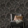Erismann Vliestapete Spotlight Bliss Schwarz mit floralem Muster an der Wand.