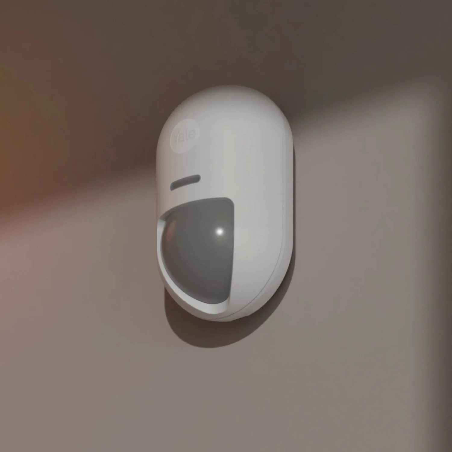 Weißer, kabelloser Yale Bewegungsmelder für Innenräume, Teil des Smart Alarm Systems.