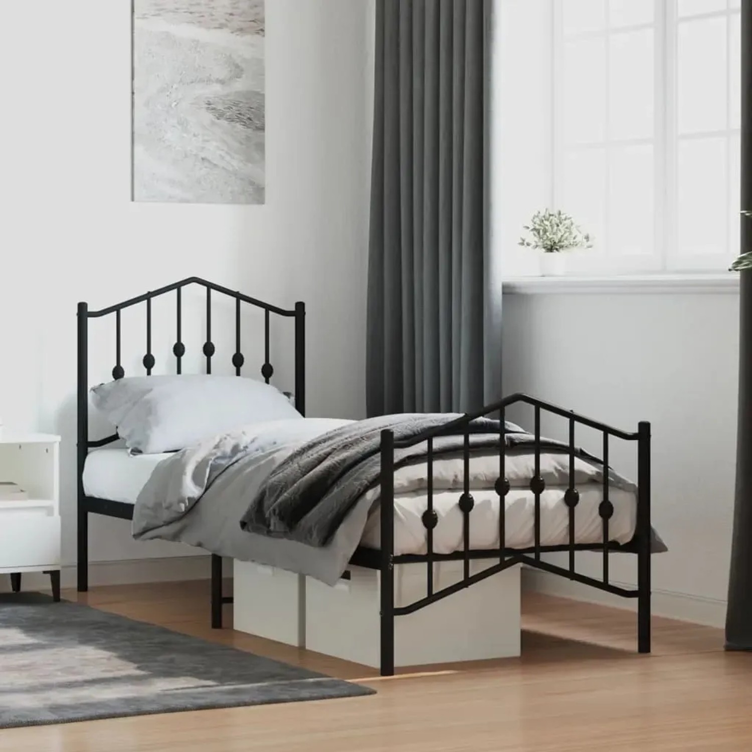 Schwarzes Metall Bettgestell (75x190 cm) mit Kopf- und Fußteil im Schlafzimmer.