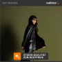 Modell vor olivgrünem Fotohintergrund im Studio. Perfekt für professionelle Fotografie.
