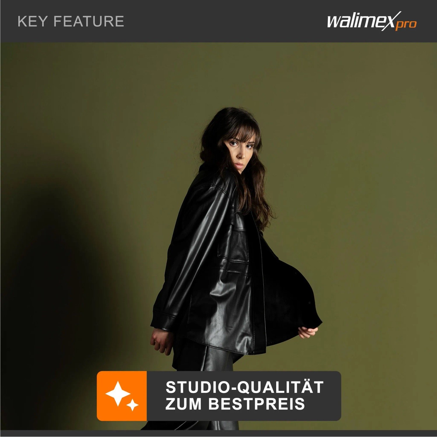 Modell vor olivgrünem Fotohintergrund im Studio. Perfekt für professionelle Fotografie.