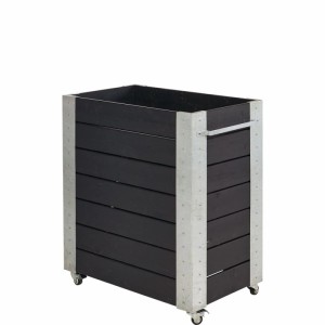 Schwarzer Pflanzkasten mit Rädern, aus Holzlatten und Metallverstärkung. Mobil für Pflanzen auf Terrasse.