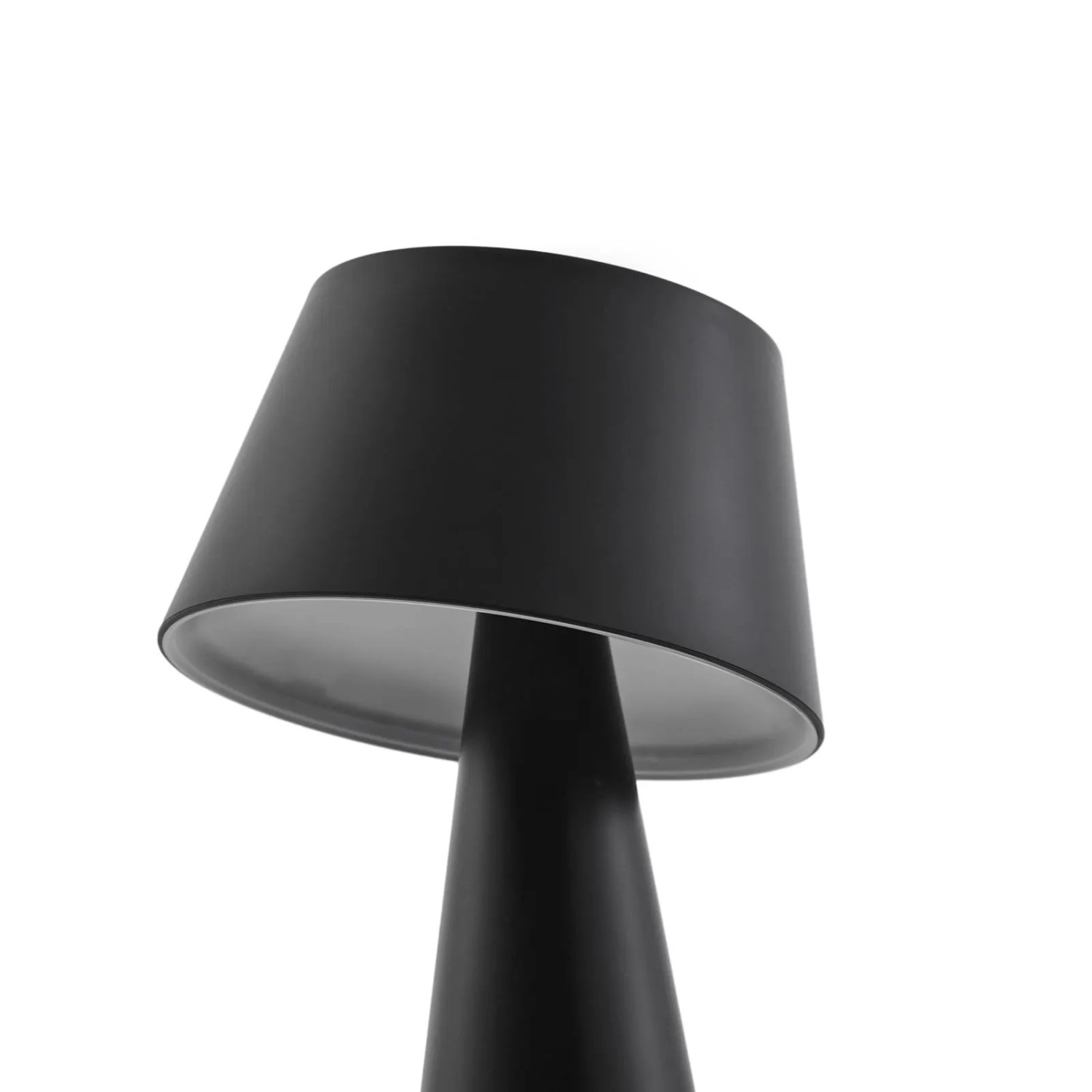Schwarze Lindby LED Solarleuchte Lirinor, dimmbar und spritzwassergeschützt, für Garten und Terrasse.