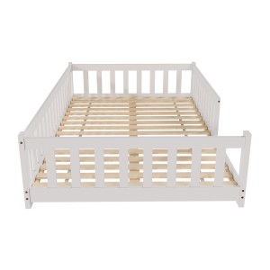 Weißes Juskys Kinderbett Naya (120x200 cm) mit Lattenrost und Rausfallschutz. Bodenbett aus Kiefernholz.