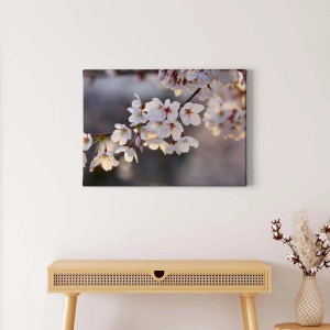 Leinwandbild mit Kirschblüten-Motiv. Romantische Wanddekoration in Rosa und Weiß.