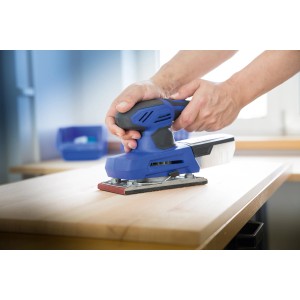 Schwingschleifer mit LUX Schleifstreifen K240 beim Holz schleifen.