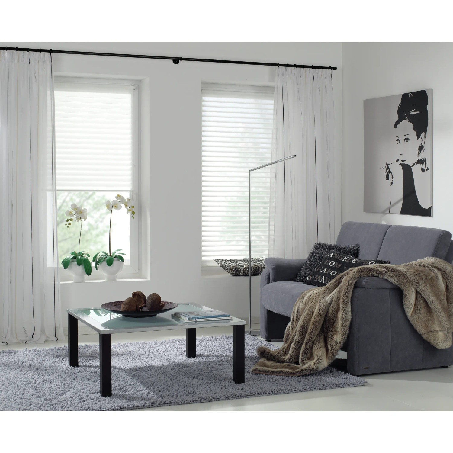 Wohnraum mit Gardinia Gardinenstange Chicago, schwarz-matt, für Gardinen mit Innenlauf.