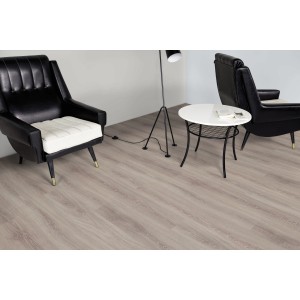 Heller Laminatboden Eiche Altholzstruktur in Wohnraum-Szene mit Möbeln.