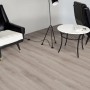 Heller Laminatboden Eiche Altholzstruktur in Wohnraum-Szene mit Möbeln.