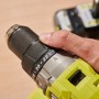 Ryobi Akku-Schlagbohrschrauber RPD18BL2-0 One+ im Detail, gehalten in der Hand.