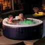 Intex PureSpa Plus aufblasbarer Whirlpool mit LED-Beleuchtung und zwei Personen im Wasser.
