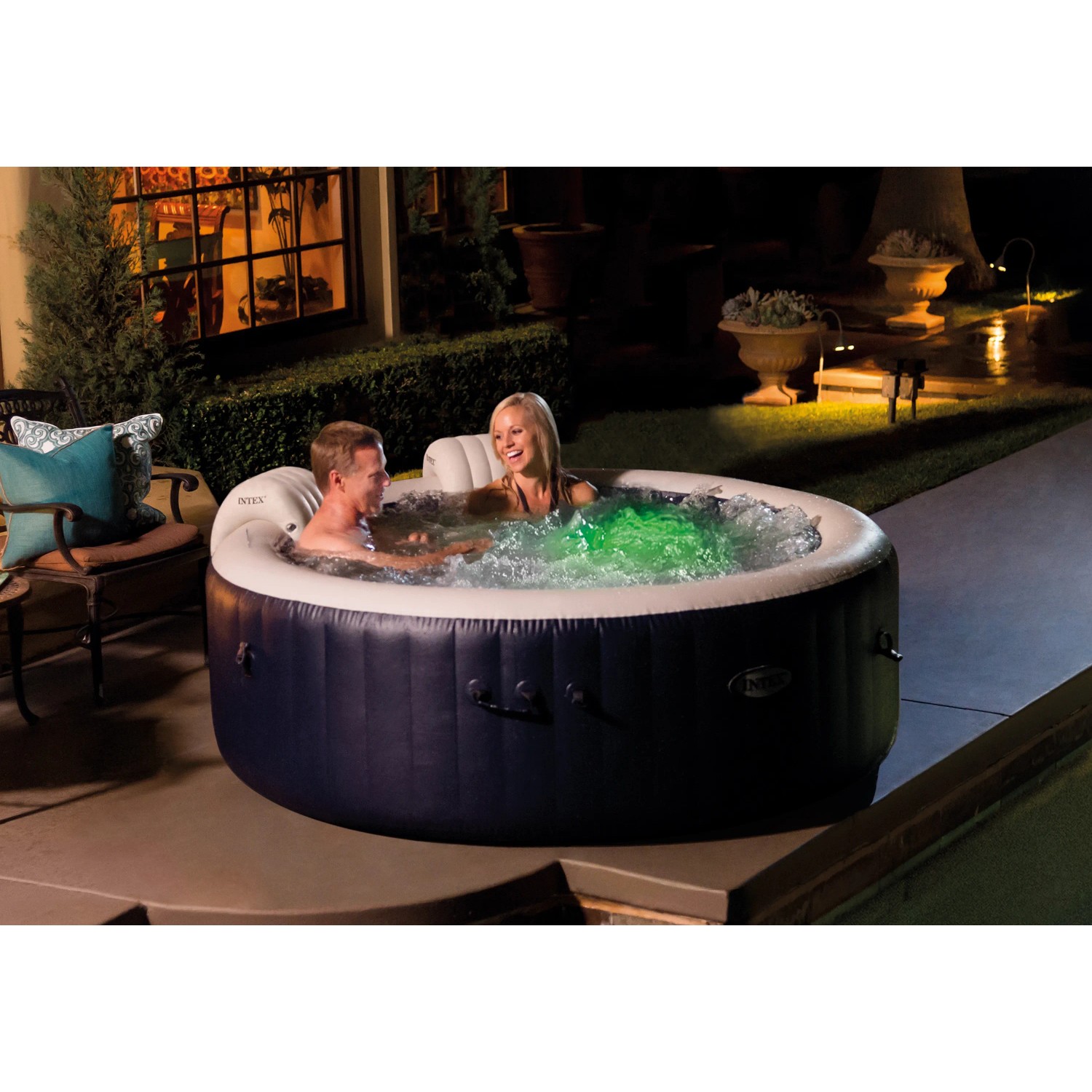 Intex PureSpa Plus aufblasbarer Whirlpool mit LED-Beleuchtung und zwei Personen im Wasser.