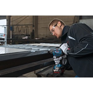 Bosch Professional Akku-Bohrschrauber GSR 18V-28 im Einsatz beim Bohren in Metall.
