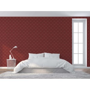 Rote Tadessi Vliestapete mit grafischem Art Deco Muster im Schlafzimmer. Dekorative Wandgestaltung.