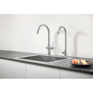 Grohe Blue Professional Chrom Set mit C-Auslauf und zwei Armaturen an Spüle.