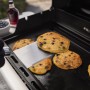 Weber Gasgrill: Pfannkuchen backen auf Grillplatte. Zubehör und Zutaten im Hintergrund.