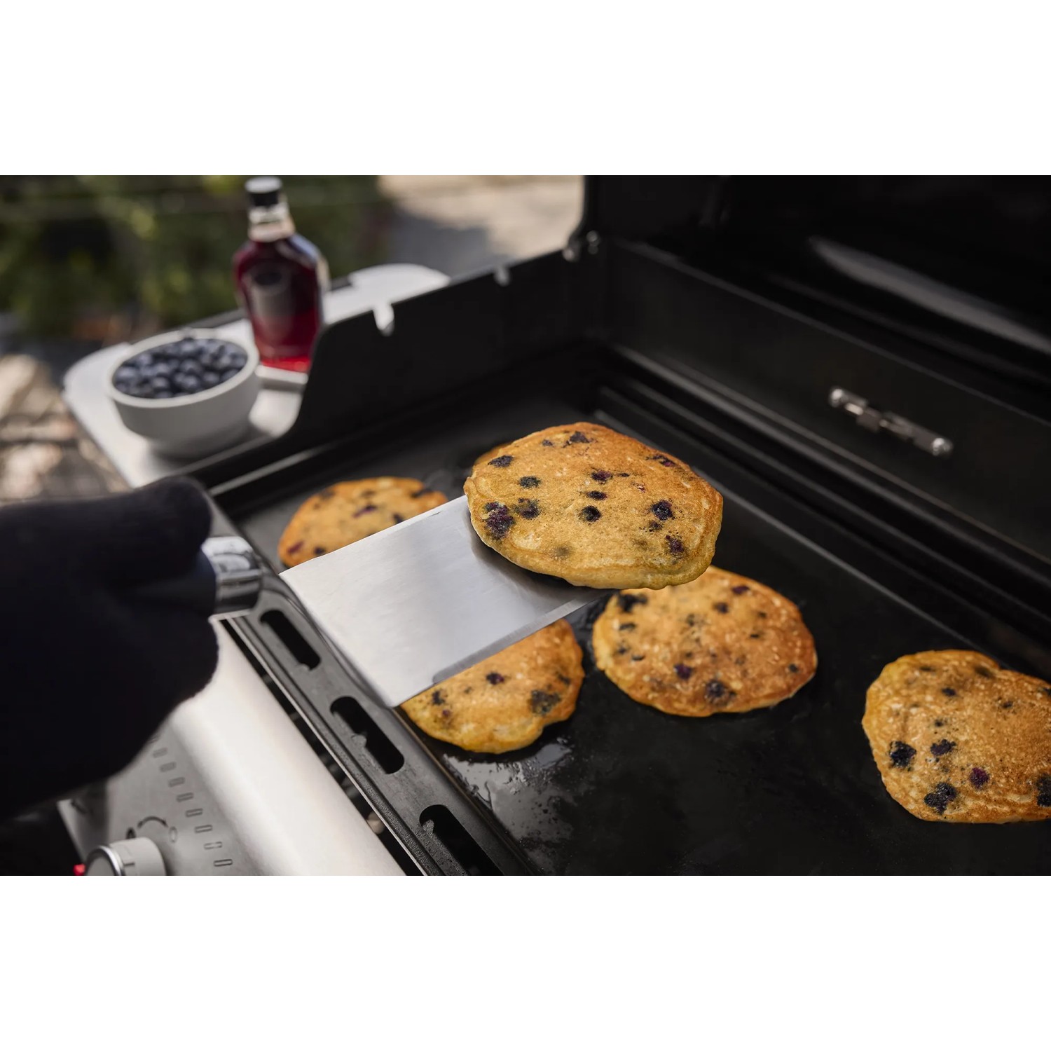 Weber Gasgrill: Pfannkuchen backen auf Grillplatte. Zubehör und Zutaten im Hintergrund.