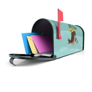 Offener, grüner Banjado US Briefkasten mit Rainbird Motiv und Briefen in verschiedenen Farben.