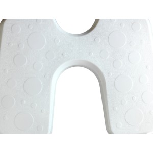 Detailaufnahme: Weiße Sitzfläche des Wenko Duschhockers Secura mit Hygieneausschnitten und Punktmuster.