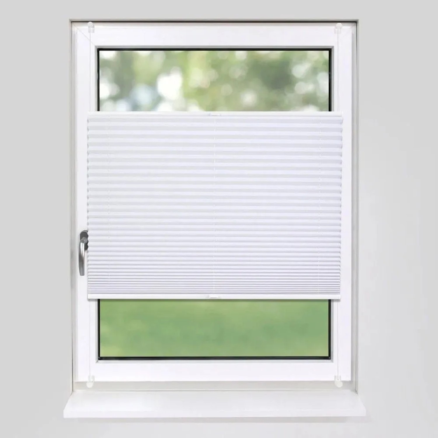 Weißes Plissee am Fenster, blickdicht. Klemmfix-Sichtschutz für Fenster, 45x150cm.