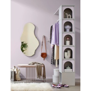 Raum in Pastellviolett mit Alpina Wandfarbe, Spiegel, Bank und Regal.