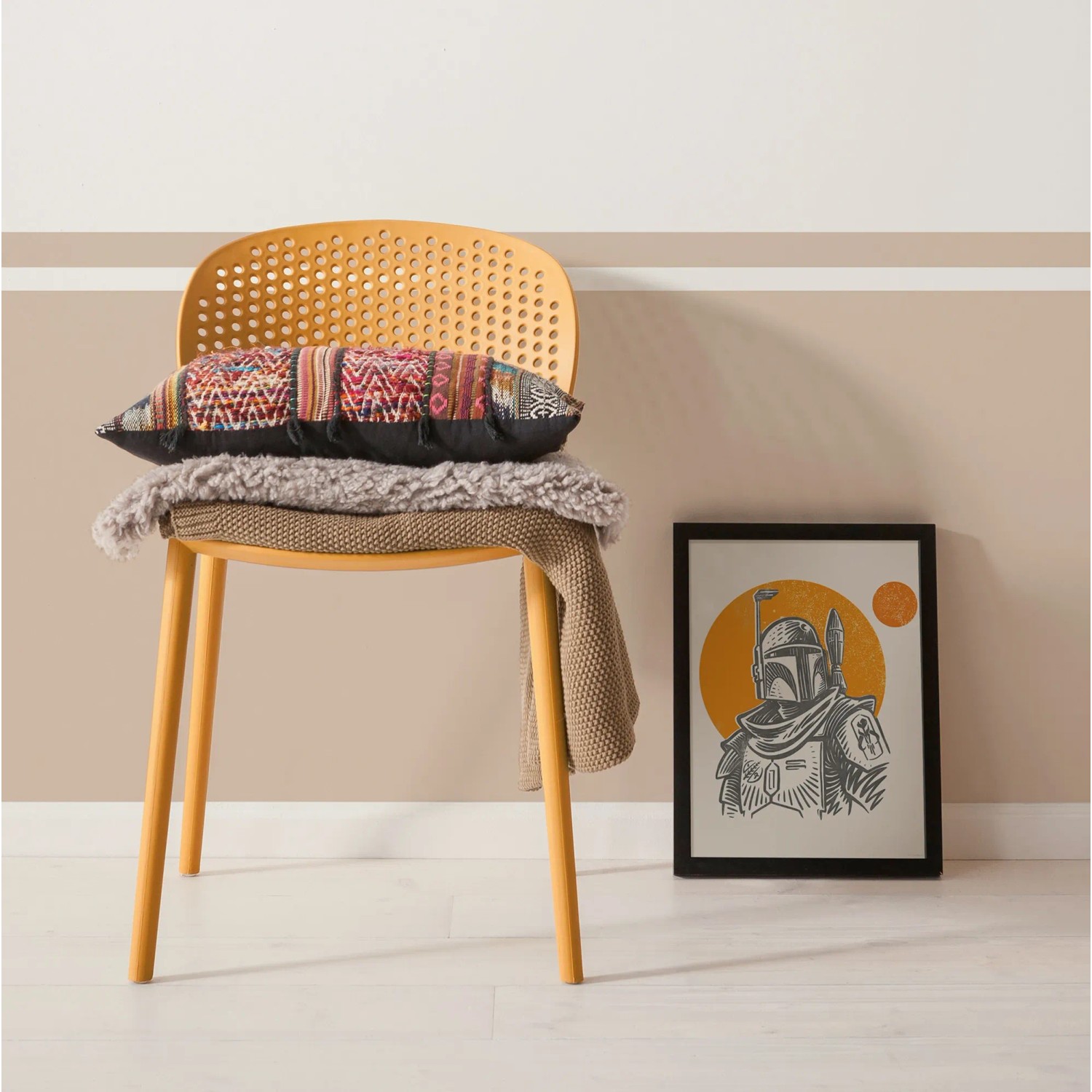 Wandbild Star Wars Boba Fett auf Stuhl, 30x40 cm, beige. Illustration im schwarzen Rahmen.