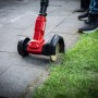 Skil Akku-Fugenreiniger im Einsatz: Unkrautentfernung zwischen Pflastersteinen im Garten.