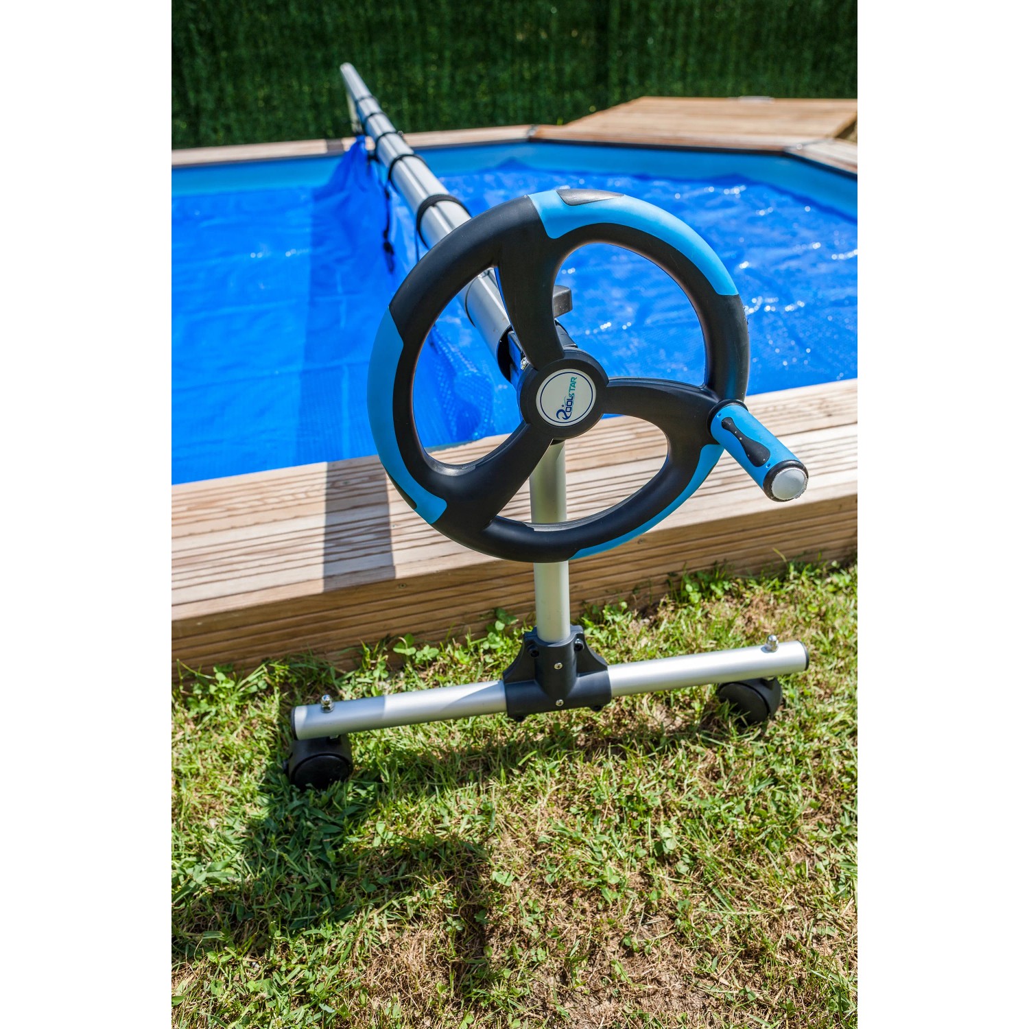 Gre Planenaufroller aus Aluminium für Pools bis 5,50m, mit Handrad zum einfachen Aufrollen der Poolabdeckung.