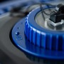 Detailaufnahme: Blauer CF Poolroboter CF100CL mit Schalter.