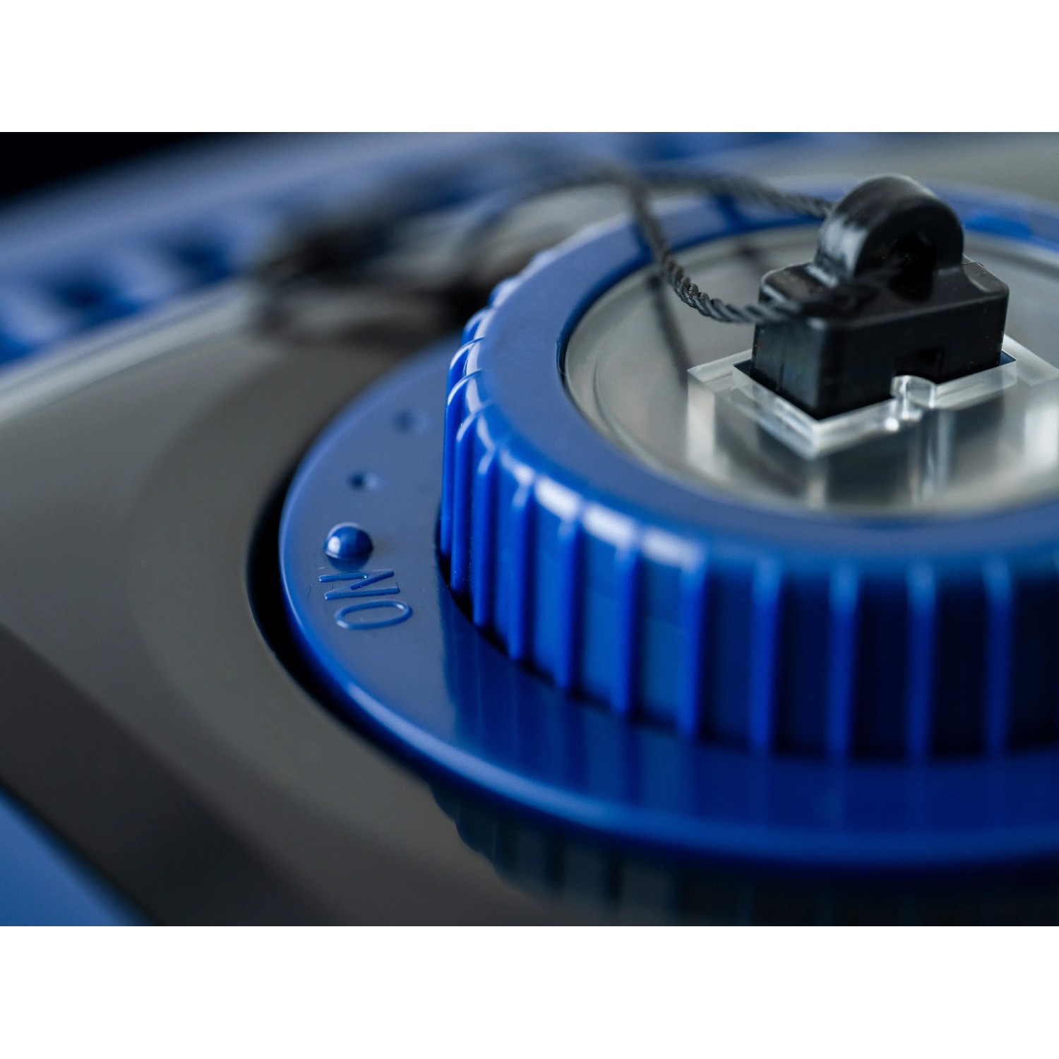 Detailaufnahme: Blauer CF Poolroboter CF100CL mit Schalter.