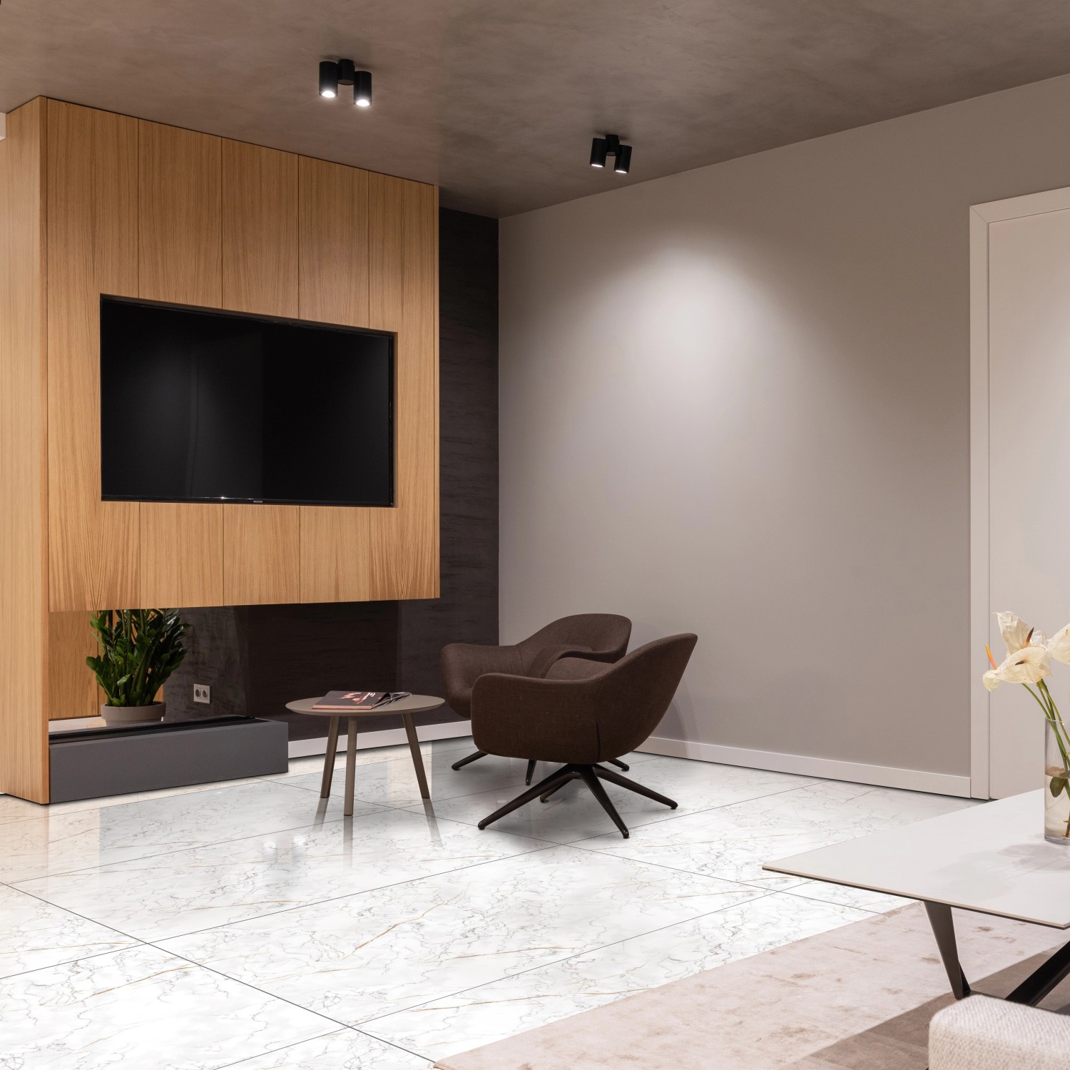 Heller Wohnraum mit Bodenfliese Wave in Marmoroptik, glänzend poliert, Format 60x120 cm.