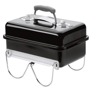 Schwarzer Weber Holzkohlegrill Go-Anywhere mit Brikett-Portionierer, ideal für unterwegs.