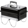 Schwarzer Weber Holzkohlegrill Go-Anywhere mit Brikett-Portionierer, ideal für unterwegs.