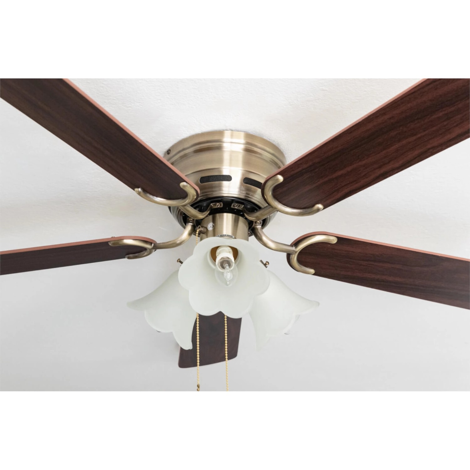 Extra flacher Deckenventilator Pepeo Kisa Deluxe, Messing Antik, Flügel Eiche/Walnuss, mit Beleuchtung.