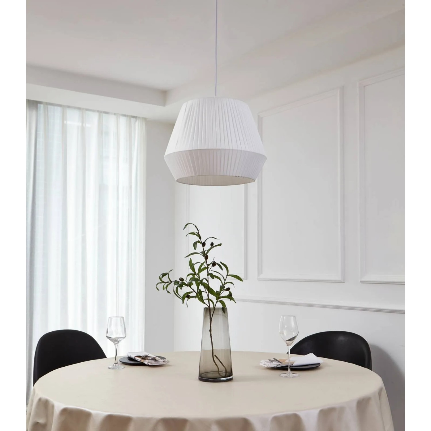 Weiße Lindby Pendelleuchte Vitore aus Textil, skandinavisches Design für Wohnzimmer.