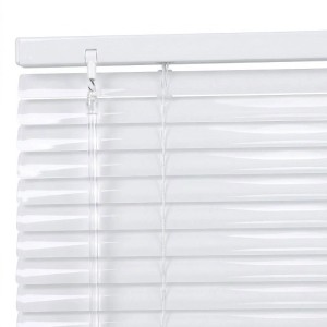 Detailaufnahme einer weißen Sekey Aluminium Jalousie (110x130 cm) mit Lamellen und Bedienelementen.