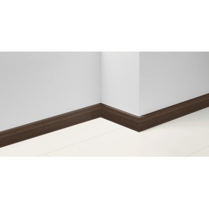 Parador Sockelleiste SL 18 Eiche D007, 70 mm hoch, montiert an einer Wand.