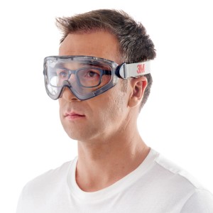Mann mit 3M Schutzbrille 2890S für Werkzeugmaschinen, klar und stoßfest.