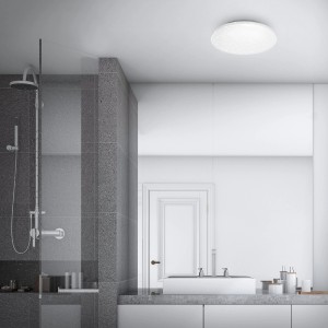 Weiße Briloner LED Deckenleuchte mit Sternenhimmel-Effekt im Badezimmer.