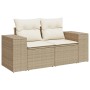 Beige 6-tlg. Garten-Sofagarnitur aus Rattan mit cremeweißen Kissen.