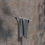 Keuco Handtuchhalter Rose, 45cm, verchromt mit grauem Handtuch an Wand montiert.