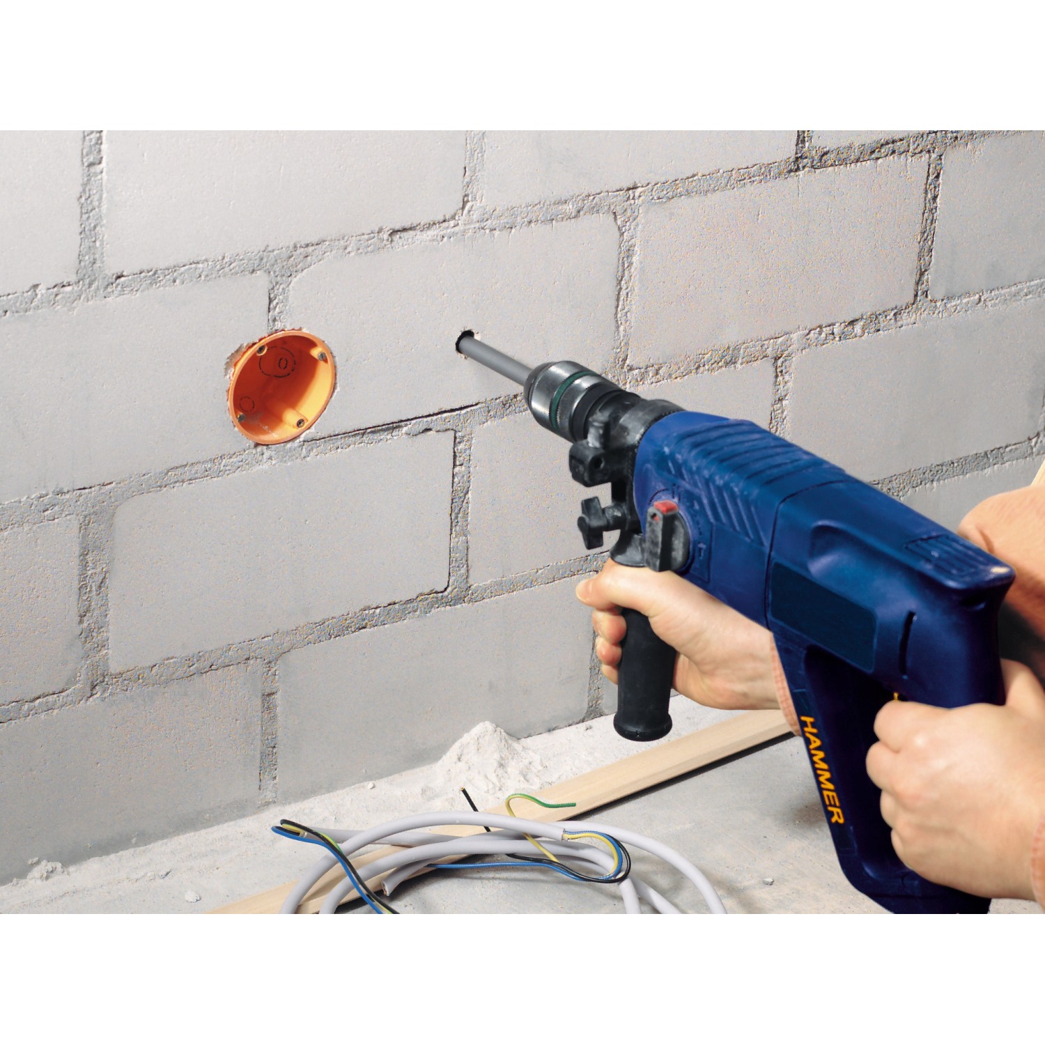 Anwendung: LUX Mauerdurchbruchbohrer bohrt Loch in Wand mit Steckdosenfräse. Betonbohrer im Einsatz.
