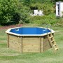 Achteckiger Karibu Holzpool Set mit Leiter und blauem Innenbecken im Garten.