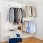 Wenko Teleskop-System Herkules Duo mit Kleidung, Körben und Boxen zur textilen Aufbewahrung.
