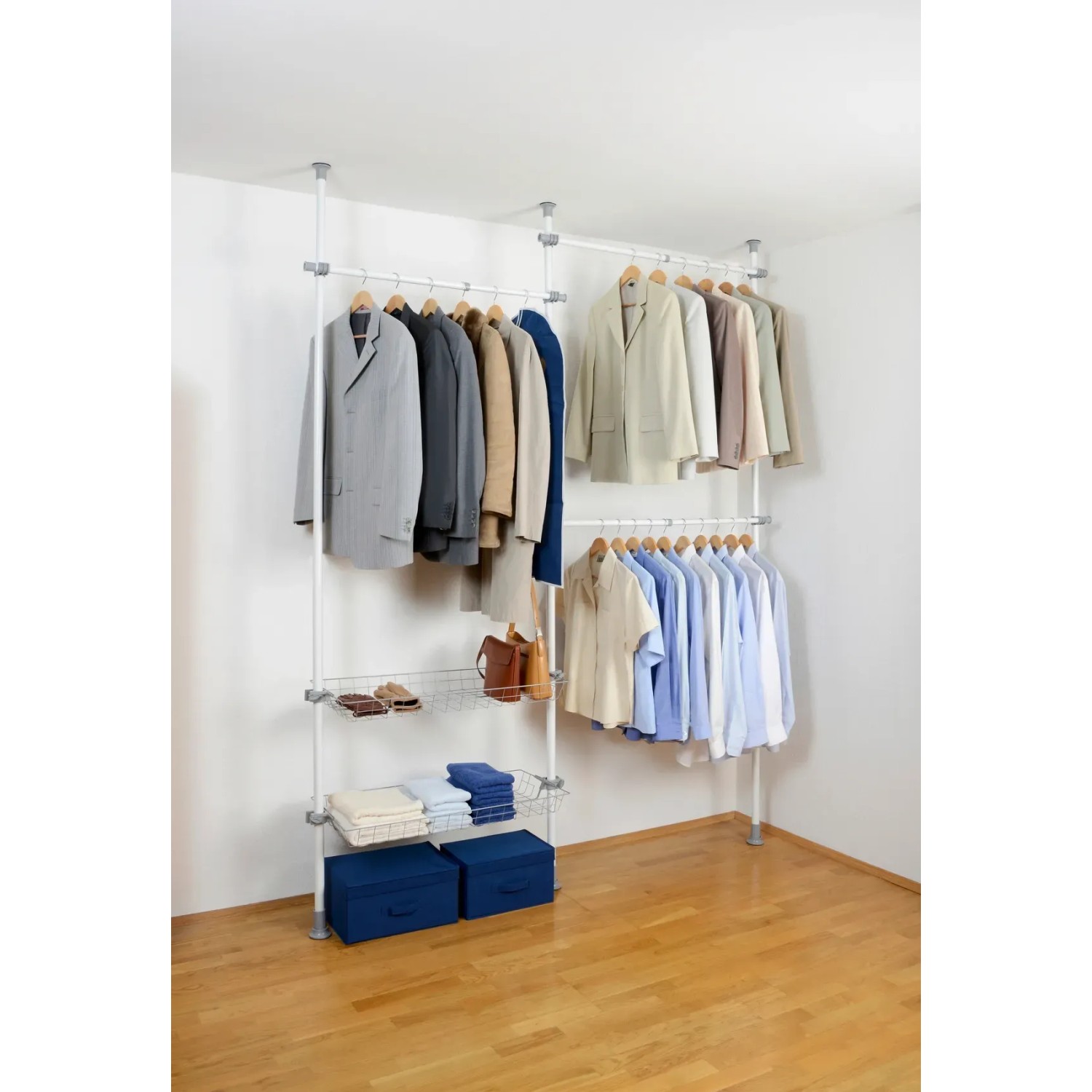 Wenko Teleskop-System Herkules Duo mit Kleidung, Körben und Boxen zur textilen Aufbewahrung.