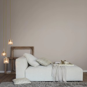 Wohnraum mit Alpina Feine Farben No. 6 Dächer von Paris® in Taupe edelmatt an der Wand.