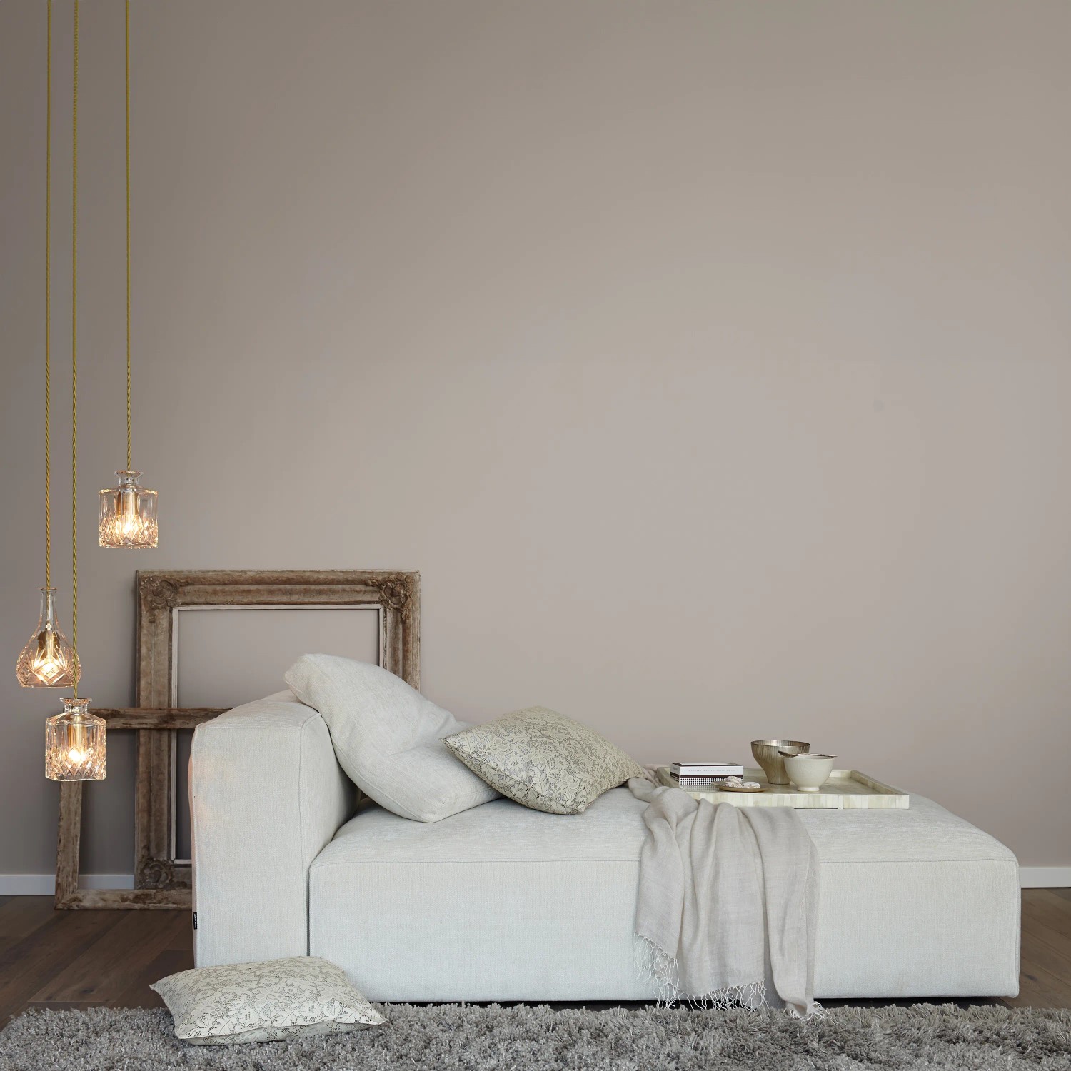 Wohnraum mit Alpina Feine Farben No. 6 Dächer von Paris® in Taupe edelmatt an der Wand.