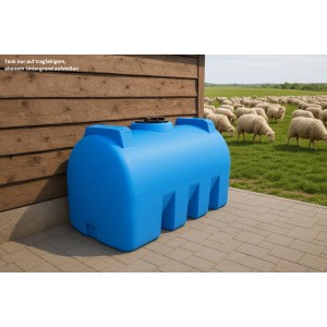 Blauer KMND 2000L horizontaler Trinkwasser Wassertank aus PE auf Pflastersteinen vor Holzwand, ideal für Garten & Lagerung.