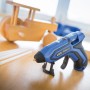 LUX Akku-Heißklebepistole AHKP-3,6/1,7 mit Klebesticks und klappbarem Ständer.